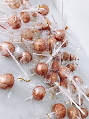 mariasweetcakery Cakepops rosé gold.JPG