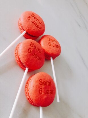 mariasweetcakery Lolly macarons met naam en leeftijd